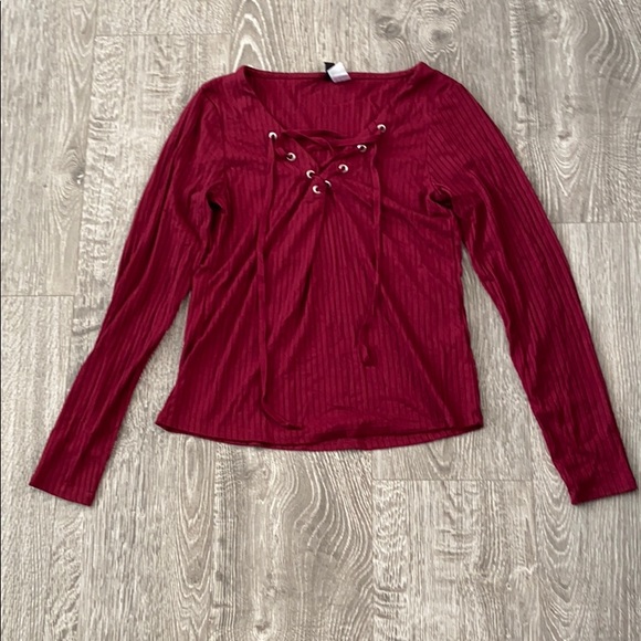 Top with shoelace type detail on the chest - Picture 1 of 2